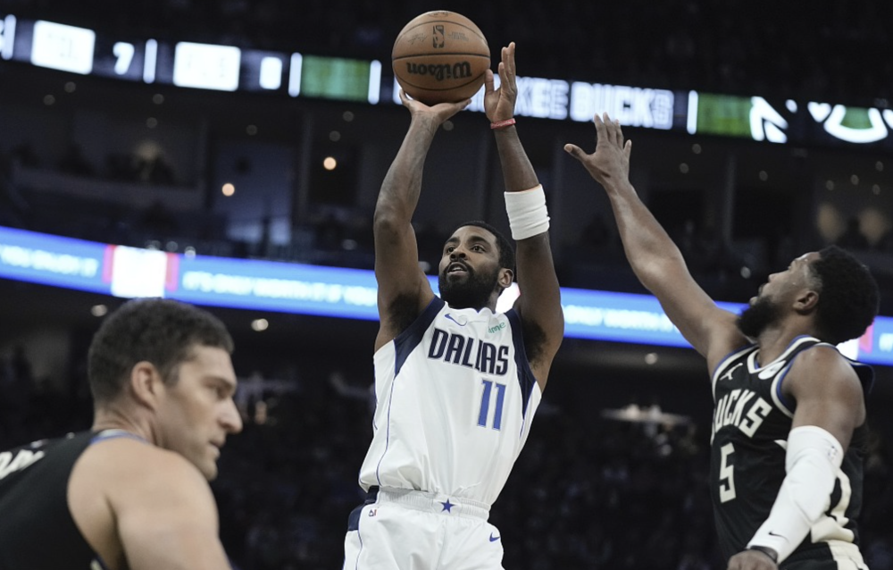  欧文神仙球准绝杀，独行侠一分险胜爵士止连败  